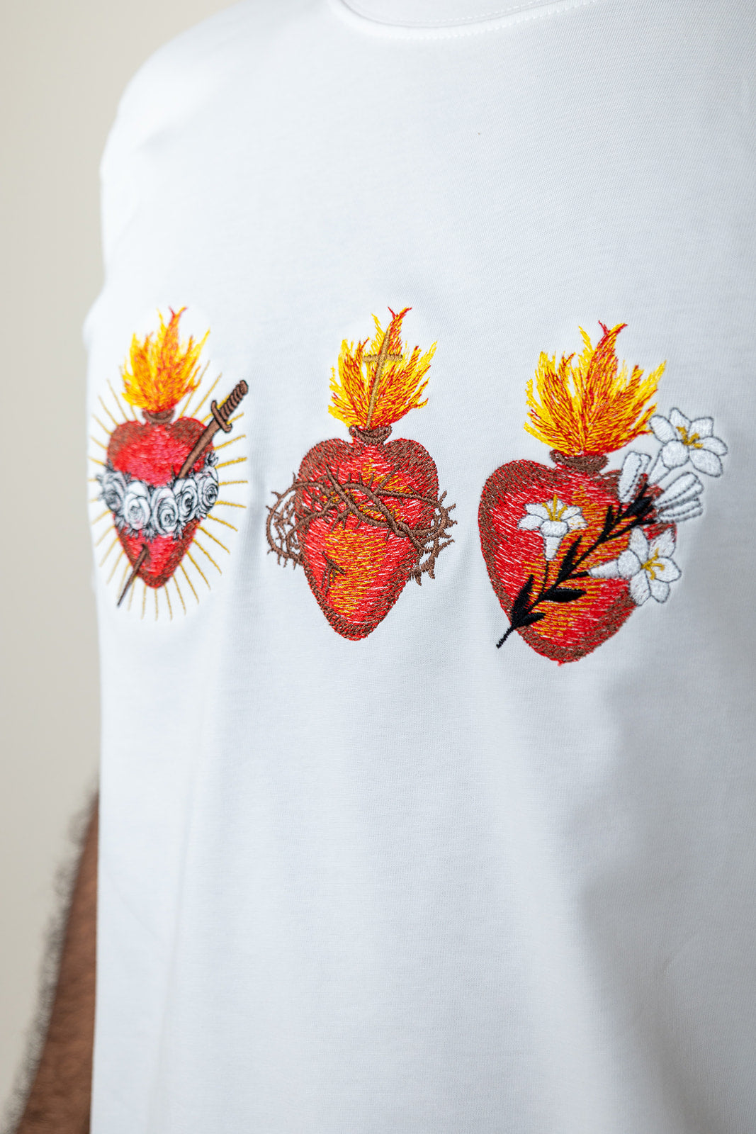 CAMISETA BORDADA:  TRES CORAZONES SAGRADOS