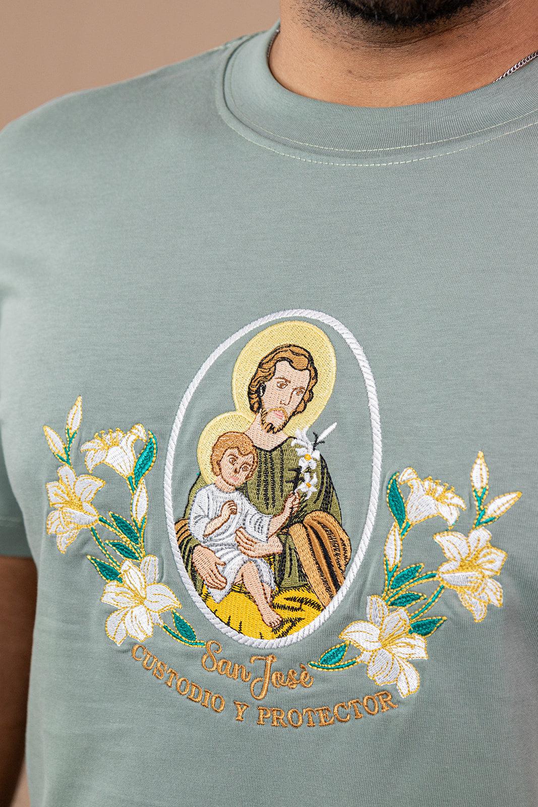 CAMISETA BORDADA:  SAN JOSE verde seco