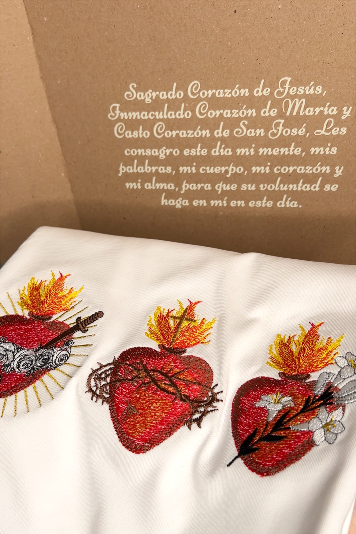 CAMISETA BORDADA:  TRES CORAZONES SAGRADOS