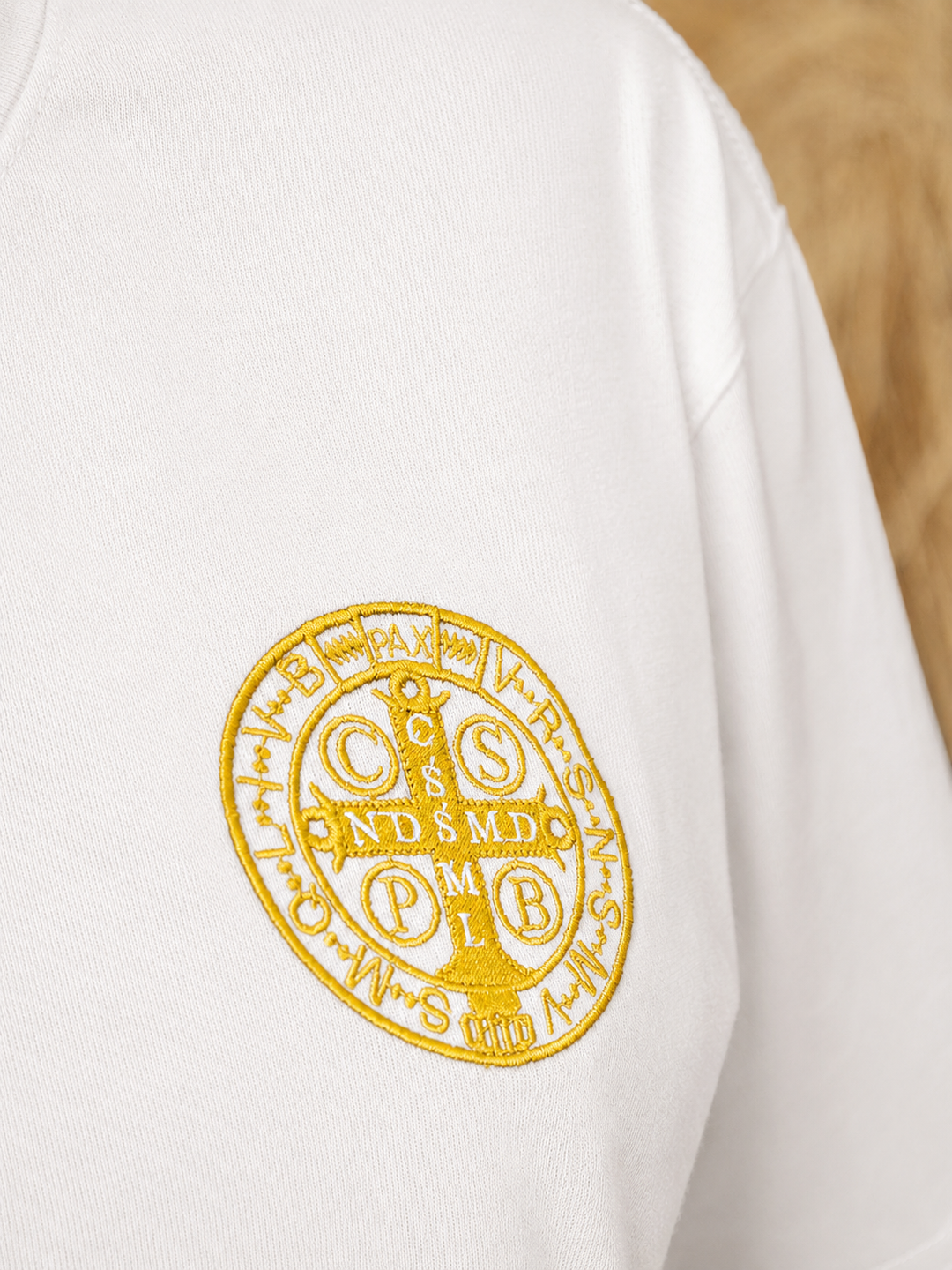 CAMISETA BORDADA MEDALLA SAN BENITO