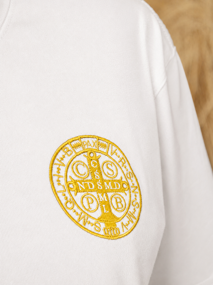 CAMISETA BORDADA MEDALLA SAN BENITO