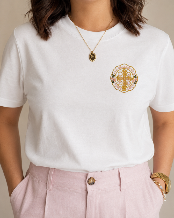 CAMISETA BORDADA MEDALLA SAN BENITO floral