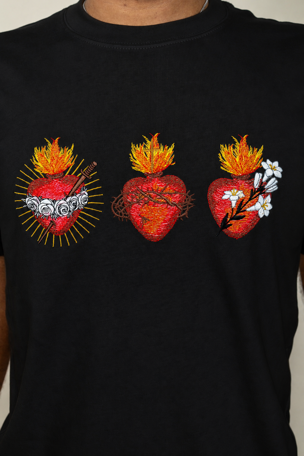 CAMISETA BORDADA:  TRES CORAZONES SAGRADOS