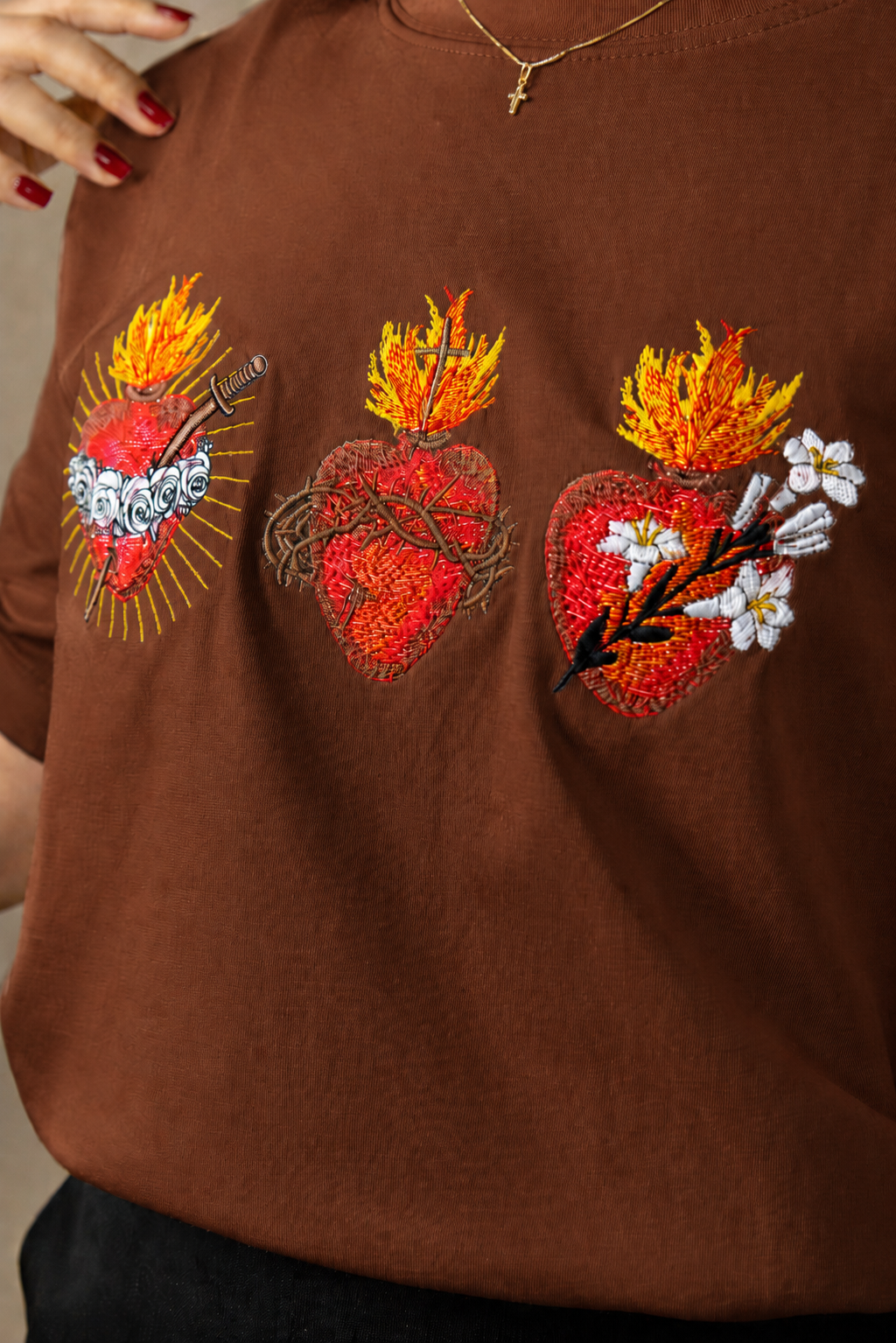 CAMISETA BORDADA:  TRES CORAZONES SAGRADOS