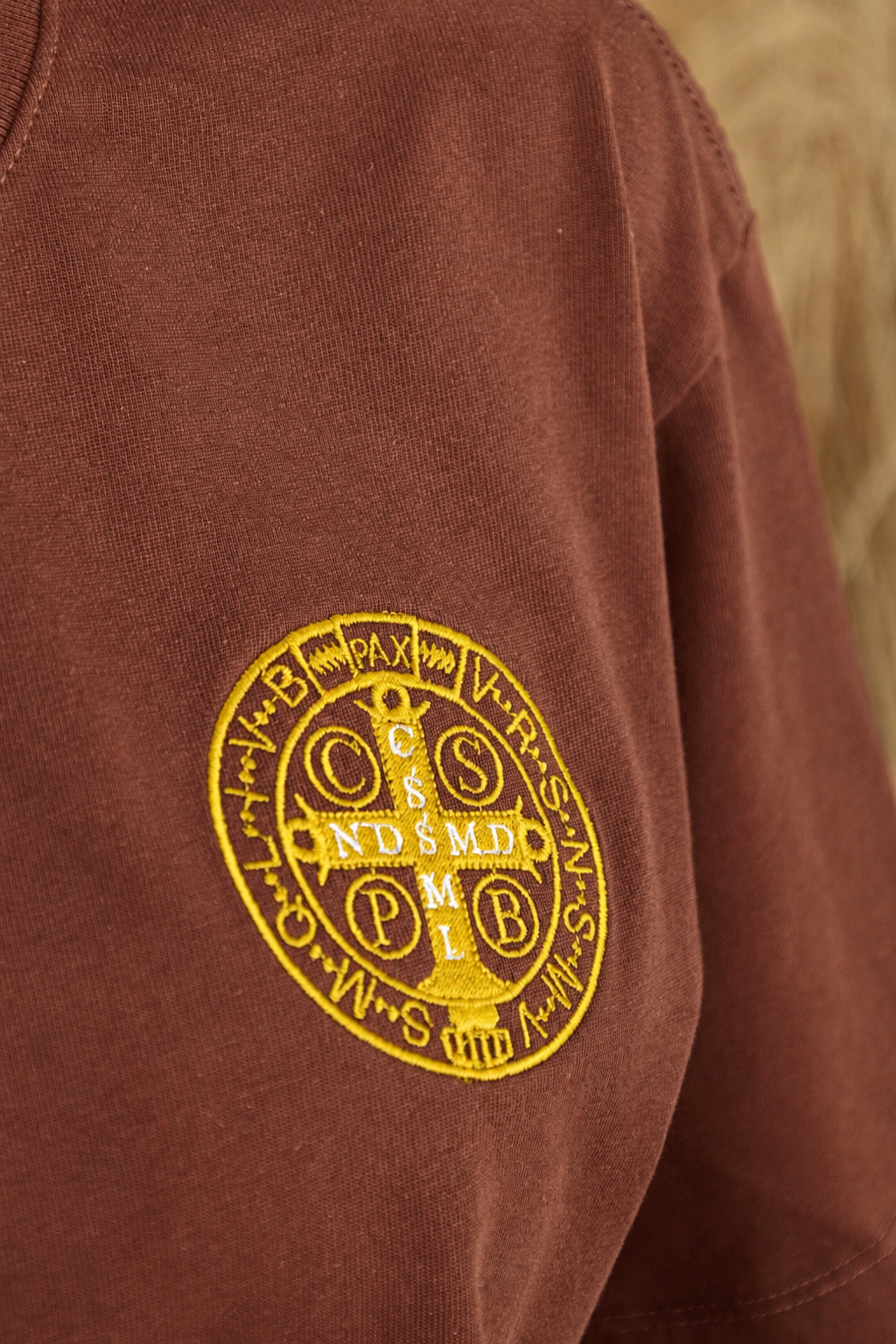 CAMISETA BORDADA MEDALLA SAN BENITO