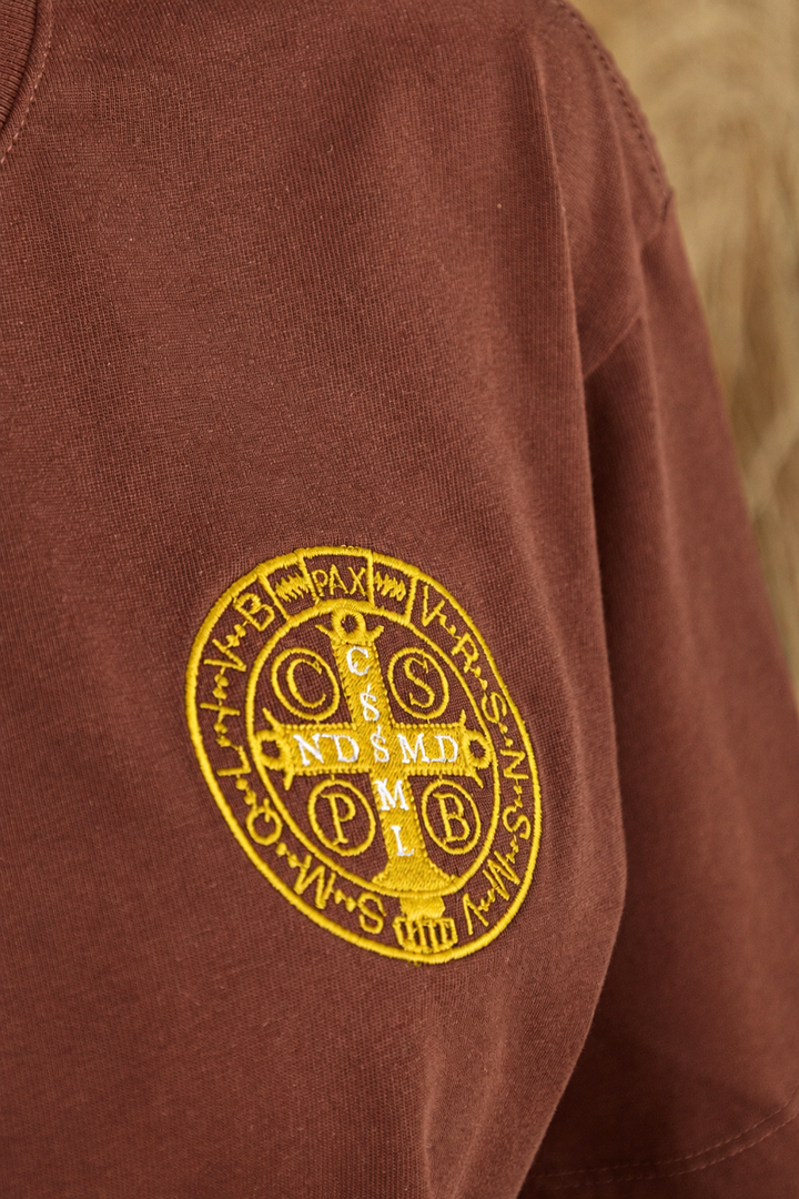 CAMISETA BORDADA MEDALLA SAN BENITO