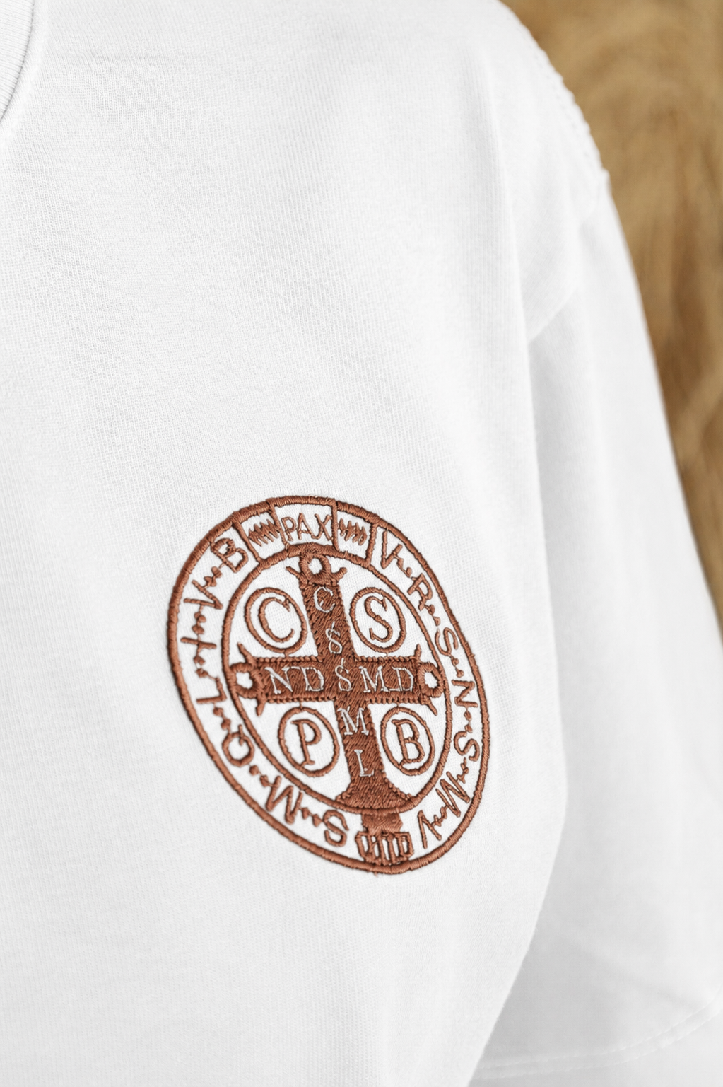 CAMISETA BORDADA MEDALLA SAN BENITO