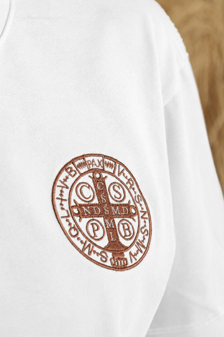 CAMISETA BORDADA MEDALLA SAN BENITO