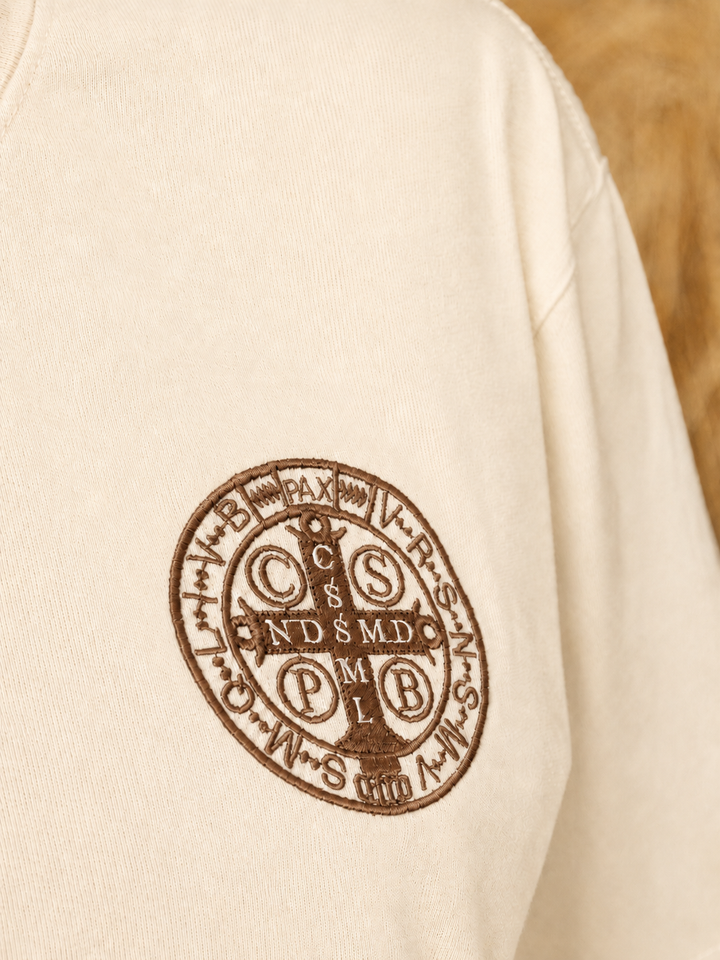 CAMISETA BORDADA MEDALLA SAN BENITO