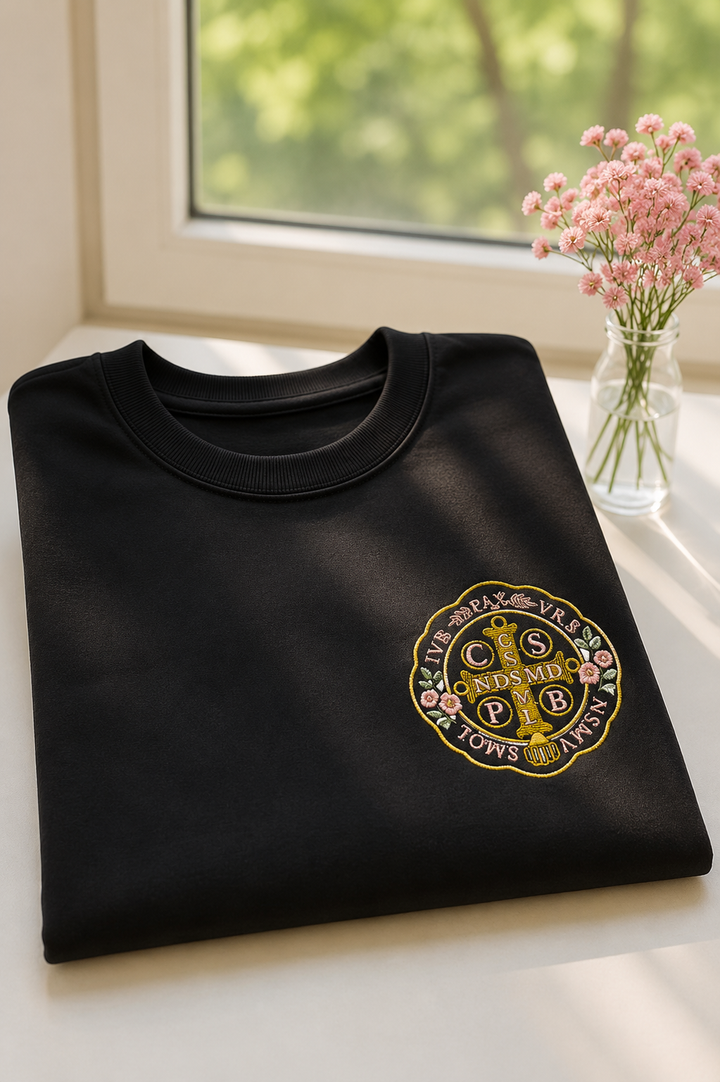 CAMISETA BORDADA MEDALLA SAN BENITO floral