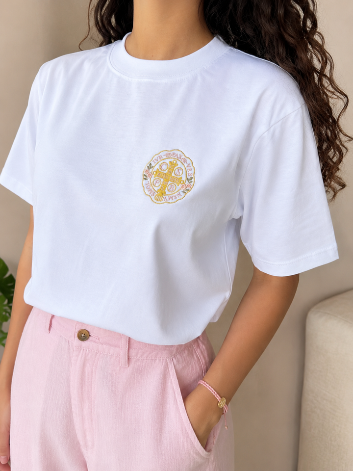 CAMISETA BORDADA MEDALLA SAN BENITO floral