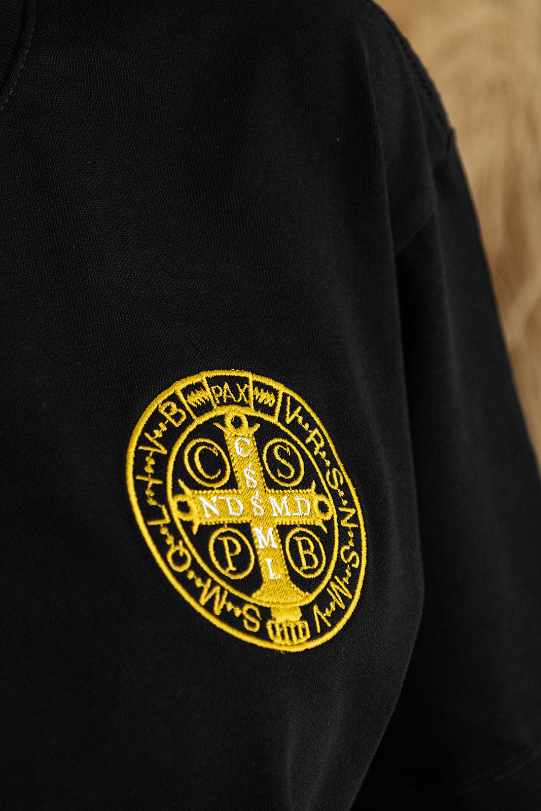 CAMISETA BORDADA MEDALLA SAN BENITO