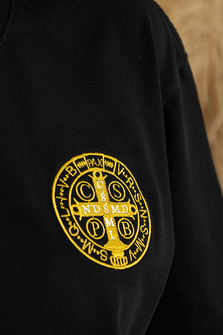 CAMISETA BORDADA MEDALLA SAN BENITO