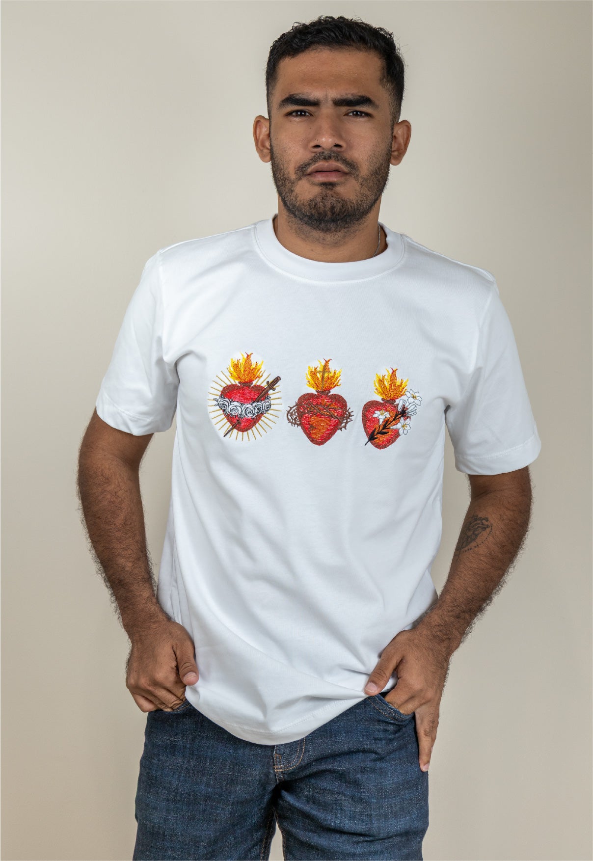 CAMISETA BORDADA:  TRES CORAZONES SAGRADOS