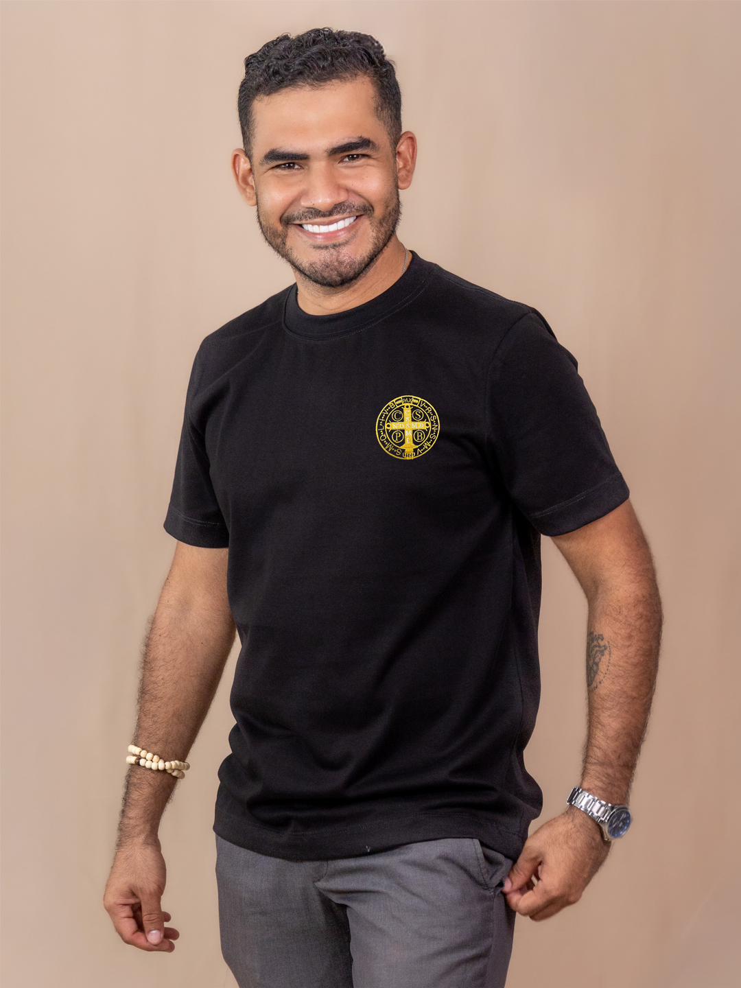 CAMISETA BORDADA MEDALLA SAN BENITO