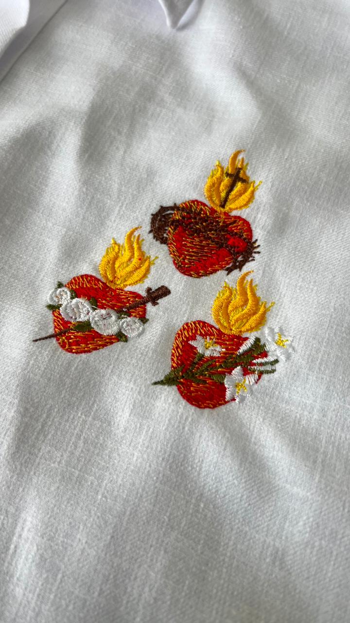 CAMISA BORDADA : TRES CORAZONES SAGRADOS